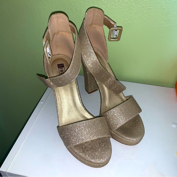 7.5 gold sparkly high heels - Picture 2 of 3